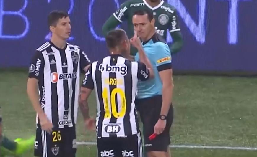 主裁气得要吃人，南美解放者杯1/4决赛太粗鲁，3张红牌根本不够