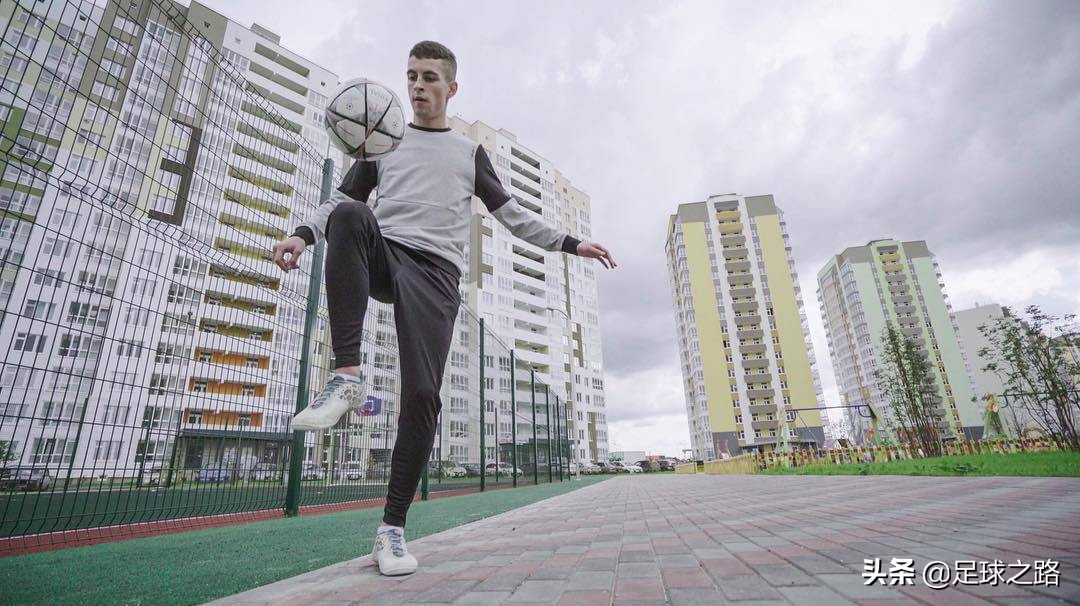 十大精彩足球技巧,十大足球技巧过人动作