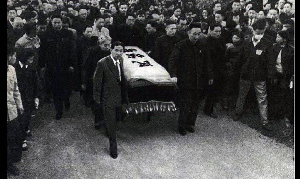 文化巨星陨落，关注度竟然不如“牵手门”，是非观为什么如此荒诞