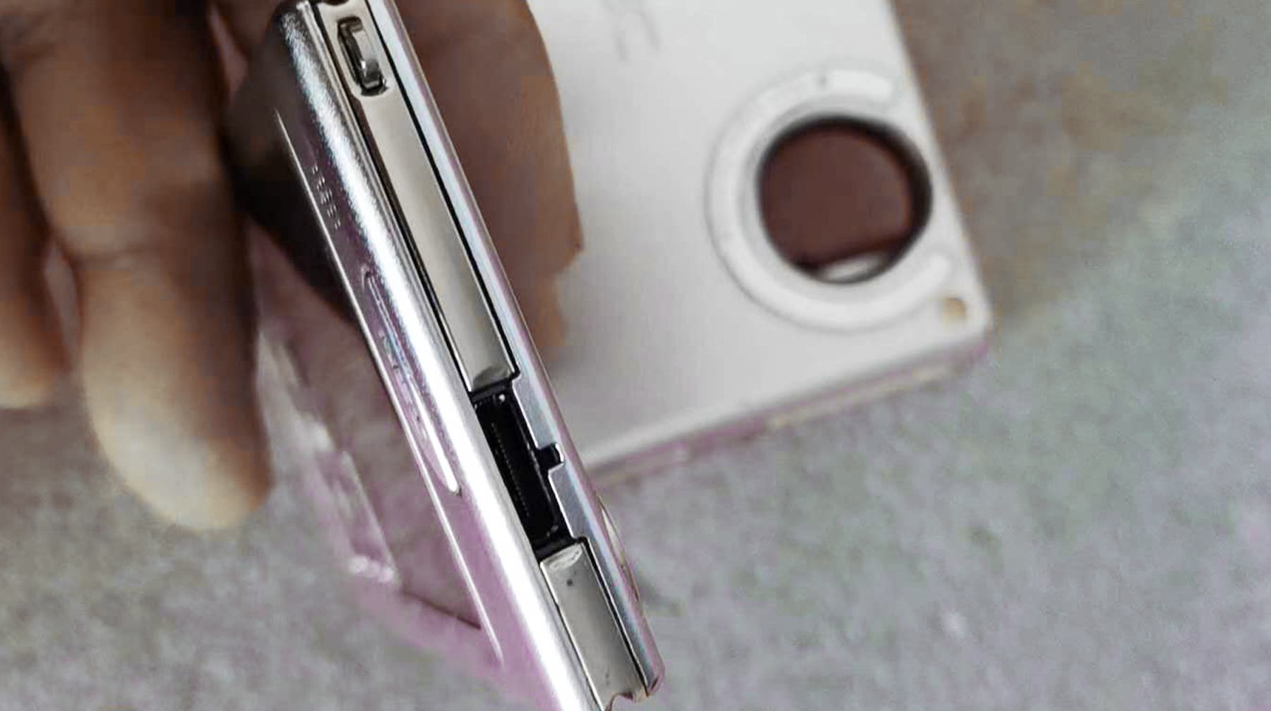 全金属机身带背夹电池，体验一款旧功能手机，这些设计很有前瞻性