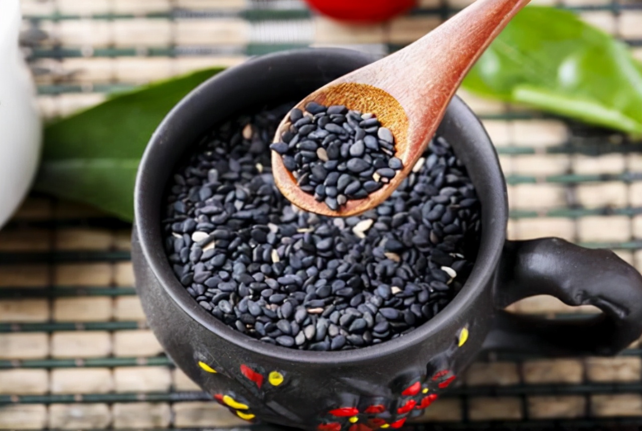 年轻人白头发缺少哪种营养,白头发越来越多是缺少什么营养吗