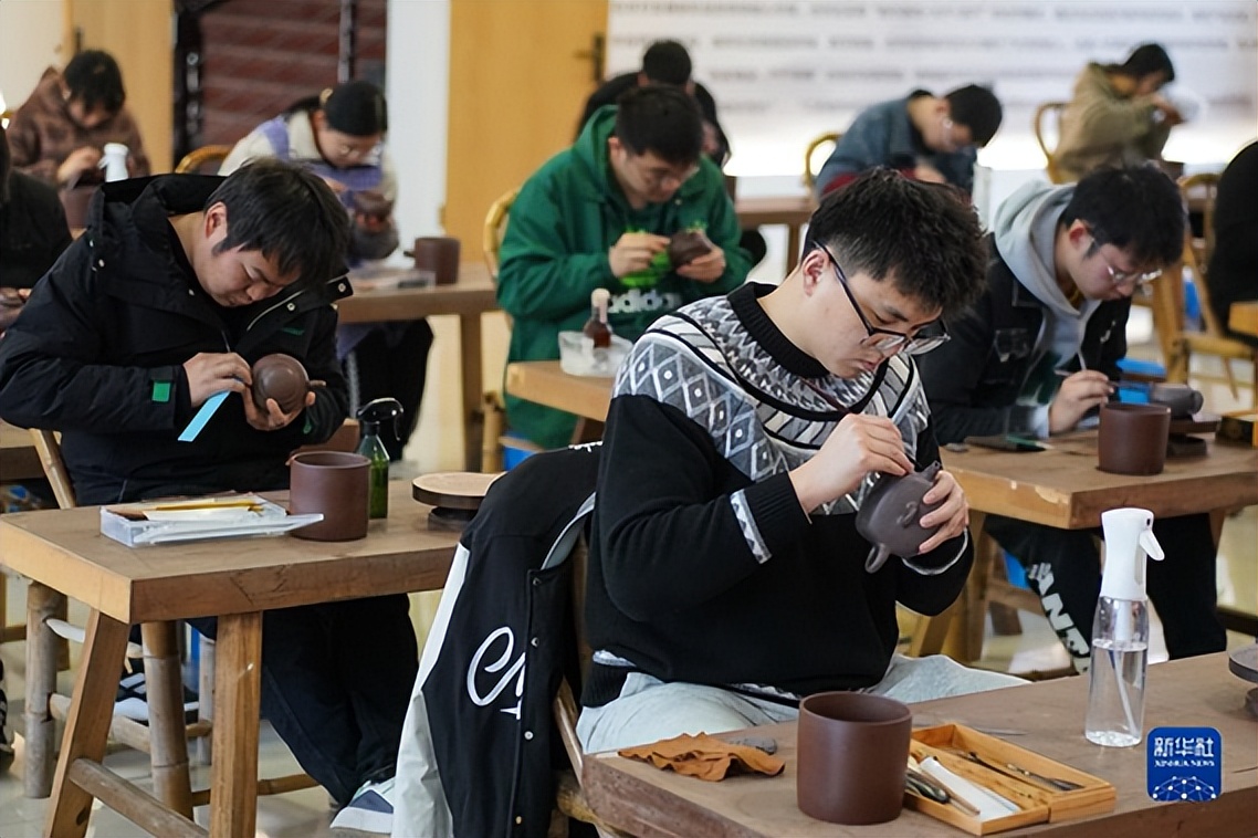 用泥巴做茶壶过程,泥巴做大茶壶