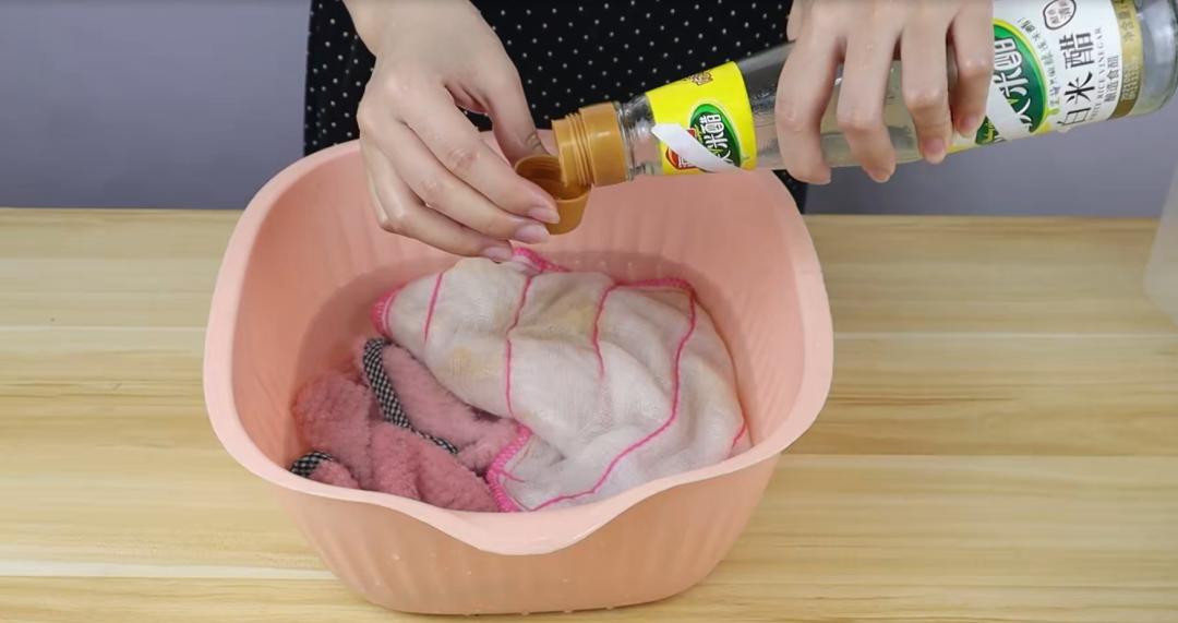 白醋放手上搓一搓有什么用,白醋倒在手心里有什么作用