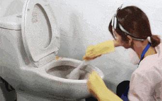 卫生间里撒一把食盐真是太聪明了,卫生间里撒把盐一年能省不少钱