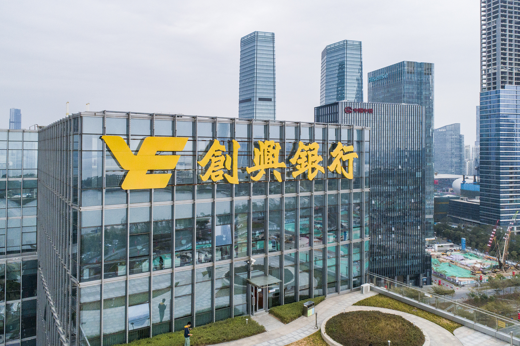 她是“香港停车场女王”,嫁入豪门后拿100万创业,今身家170亿