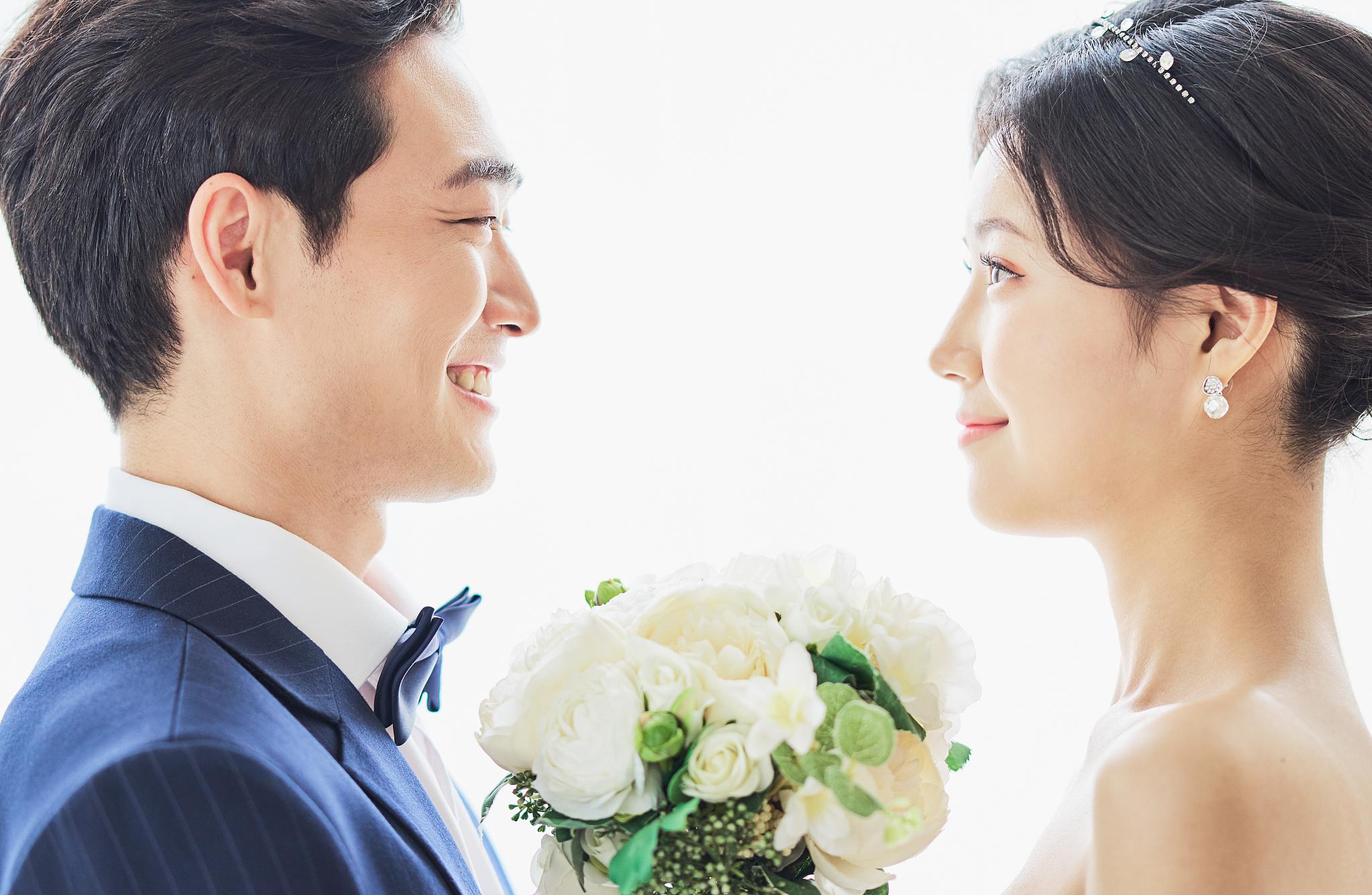 她,半夜醒来发现丈夫微信里发来一张陌生女人的裸体照,该离婚吗