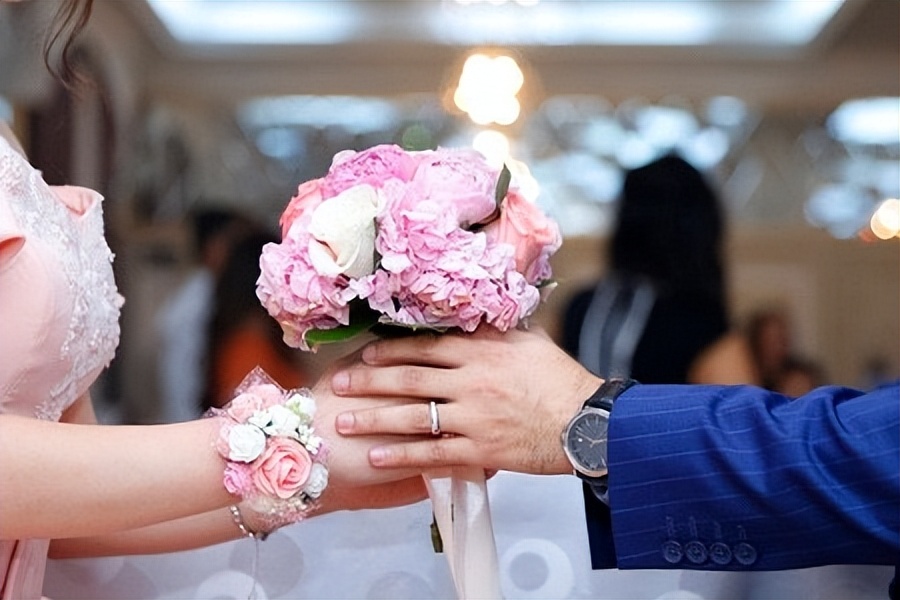 “小姨子半个屁股是姐夫的”，弟弟搅黄哥哥婚礼，知情人透露内情