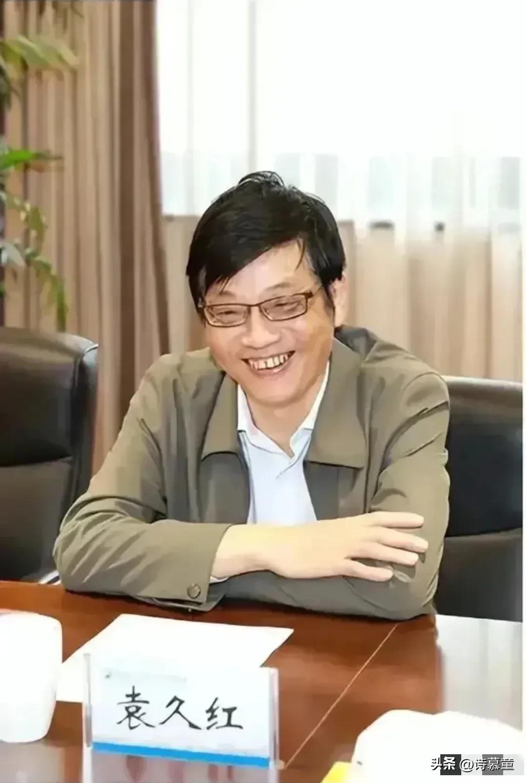 羞死人，60岁糟老头深夜发女性翘臀*处私**照。曾对女下属图谋不轨