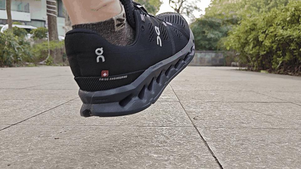 昂跑cloudsurfer和cloudeclipse,踩在云端的跑鞋