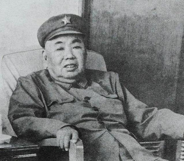 85年*世友许**逝世后，留下罕见照片，将军遗体旁的三个人分别是谁？