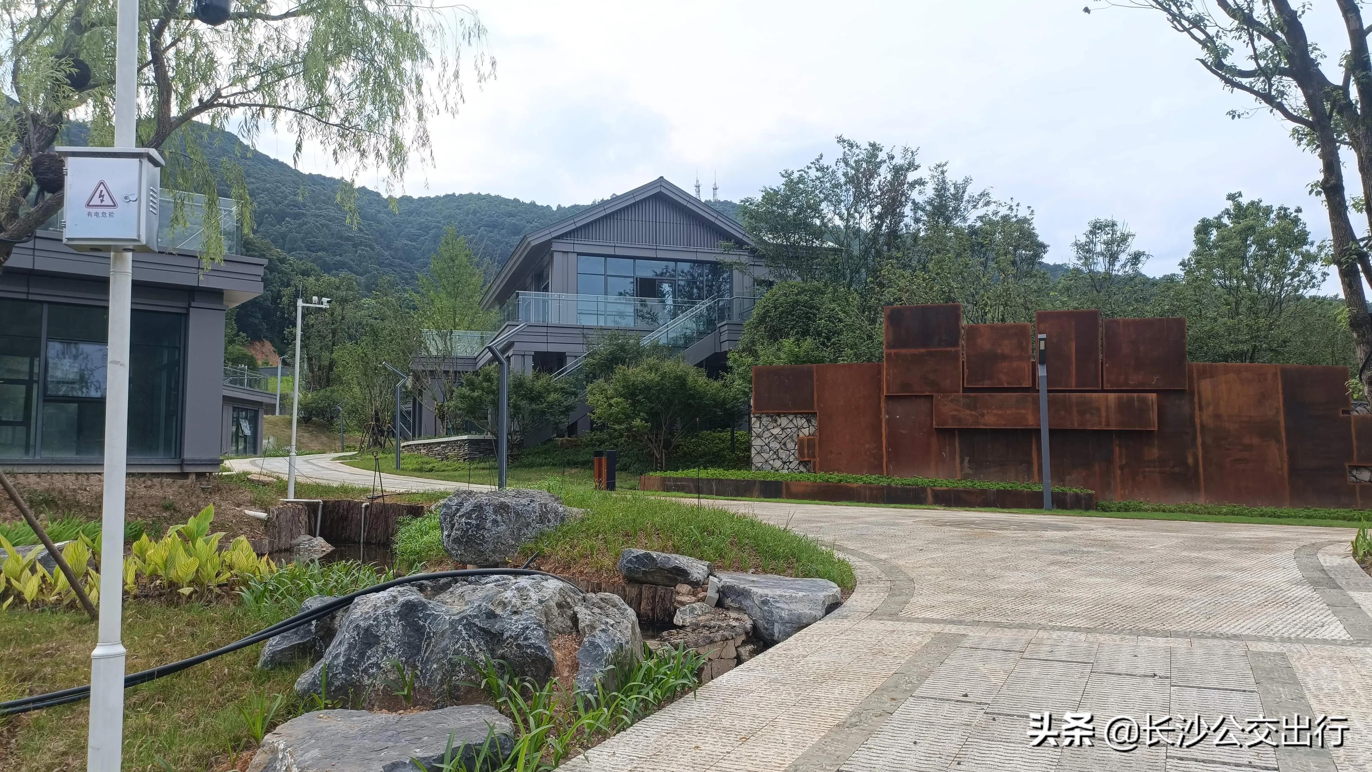 岳麓山从南门爬的攻略,岳麓山东门进南门出旅游攻略