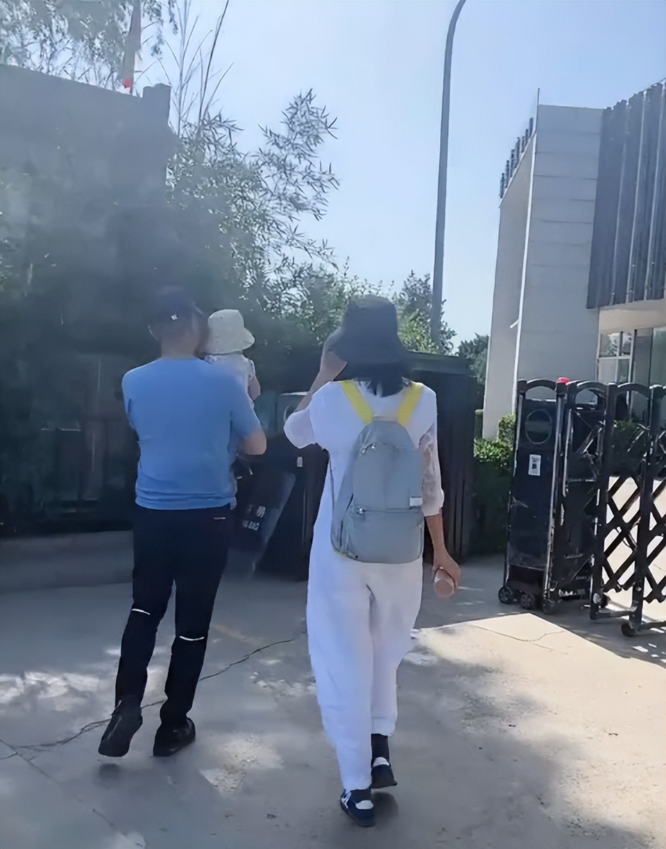 李亚鹏电动车,李亚鹏送李嫣上学全集