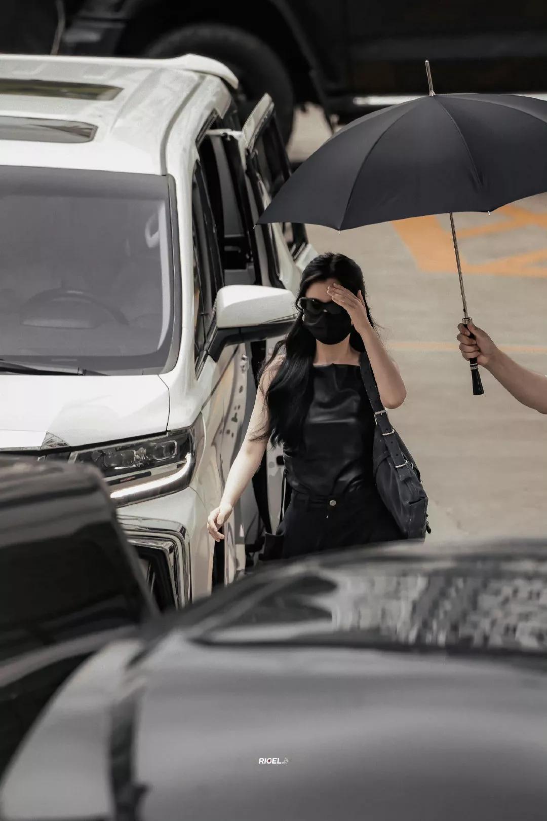 虞书欣粉色露背小吊带搭配,虞书欣粉黑蕾丝吊带造型