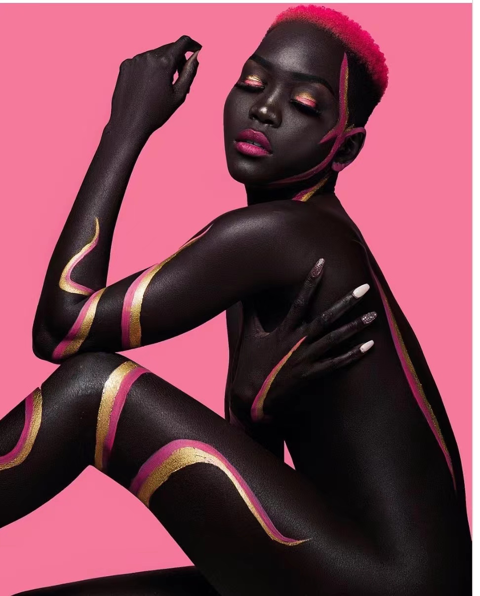 世界最黑模特：经历战乱、难民营，为何逃到美国后，她差点自杀？