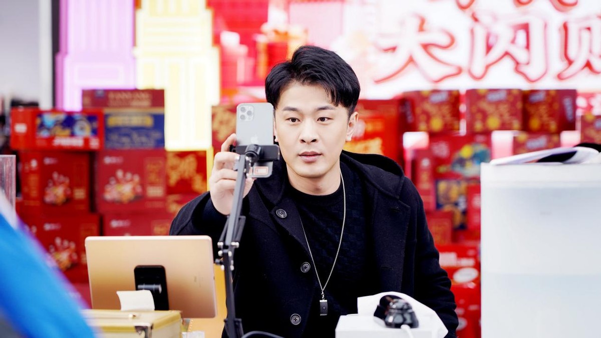 辛巴直播带货助力公益,辛巴直播带货感动落泪