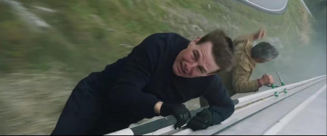 碟中谍7阿汤哥有多拼,碟中谍7阿汤哥上演惊险飞行