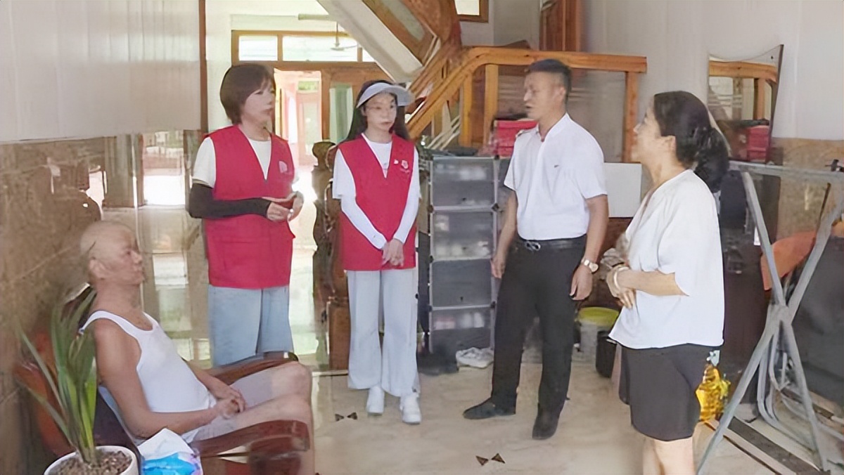 最暖心照顾老年夫妇,最美儿媳照顾病床上的婆婆