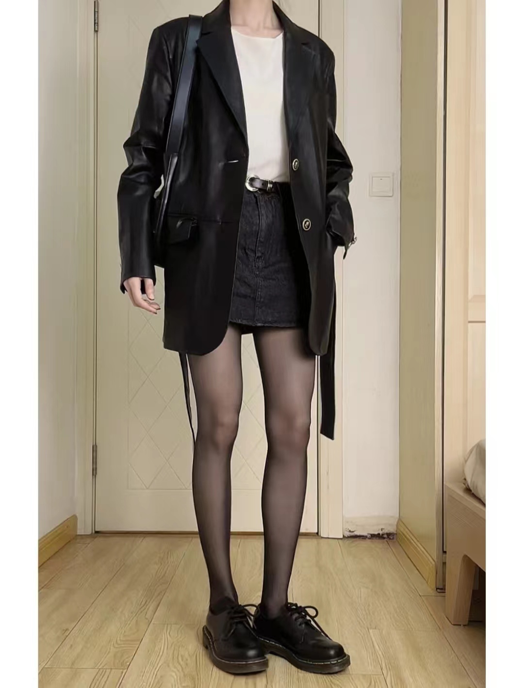 黑色机车皮衣搭配女秋冬,男士皮衣怎么搭配才显高级