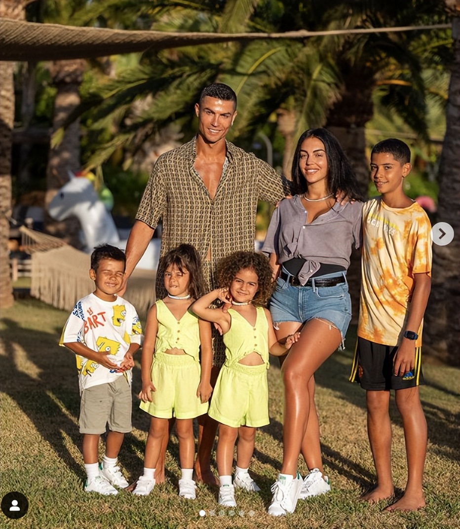 乔治娜送c罗礼物视频,乔治娜送C罗劳斯莱斯