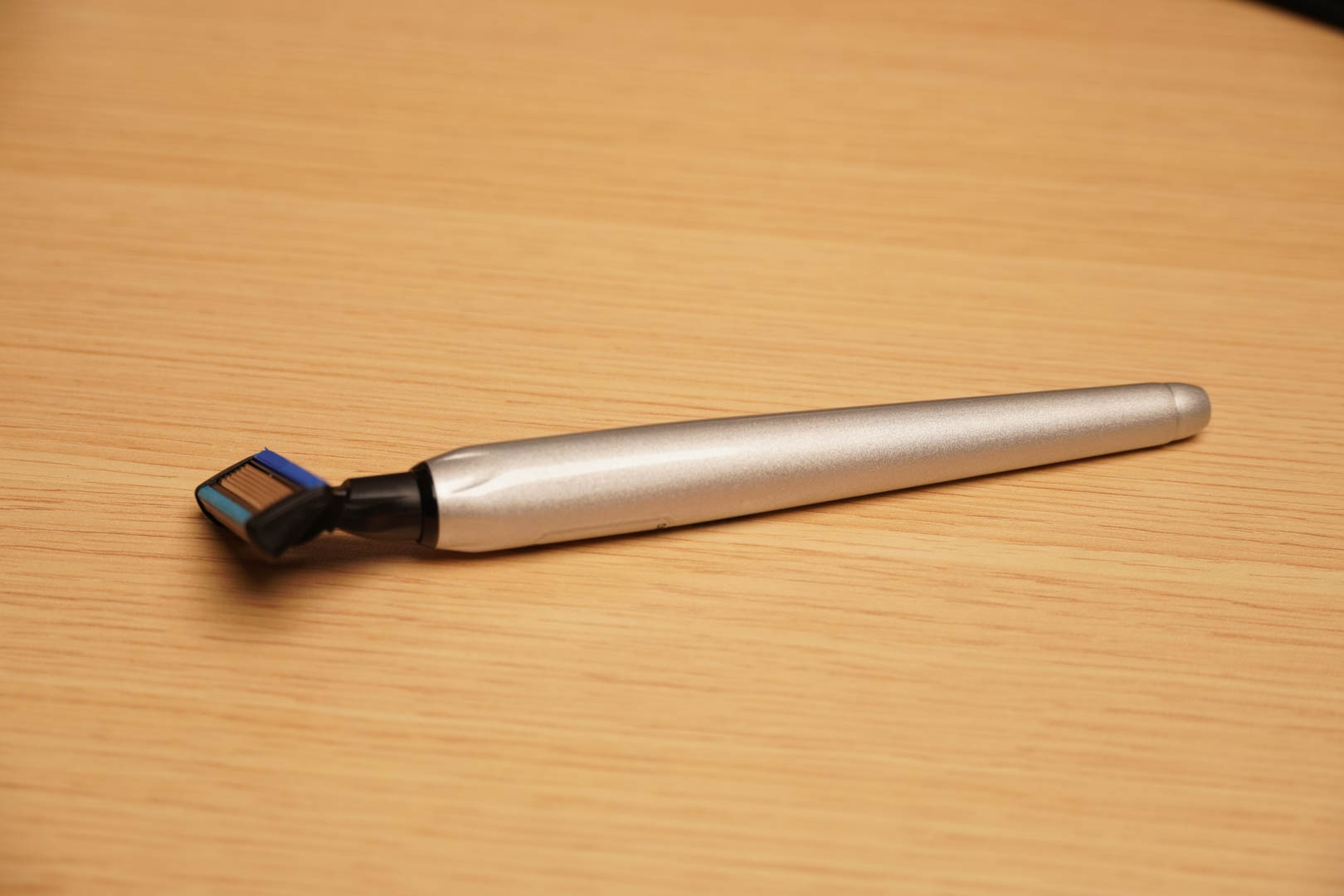 还在考虑送男朋友什么礼物？看看这款焕醒星洞小飞碟手动剃须刀