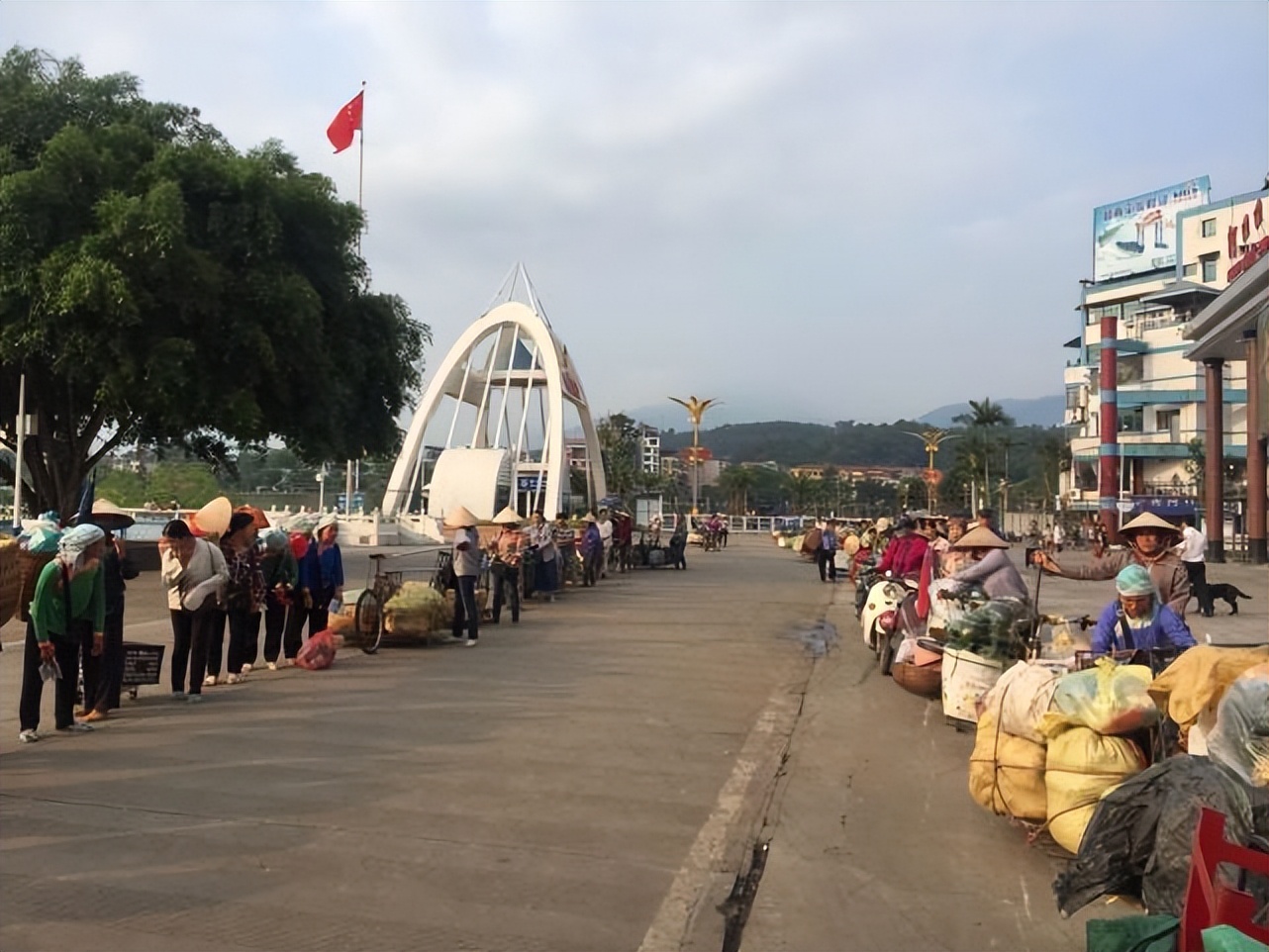 大量越南姑娘在中越边境摆摊,越南边境可以做什么生意