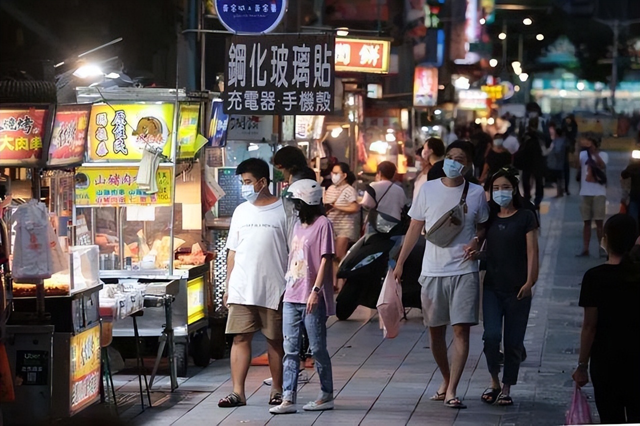 “西化”港女移居台湾幻想被众星捧月却沦为遭抛弃的过气港人