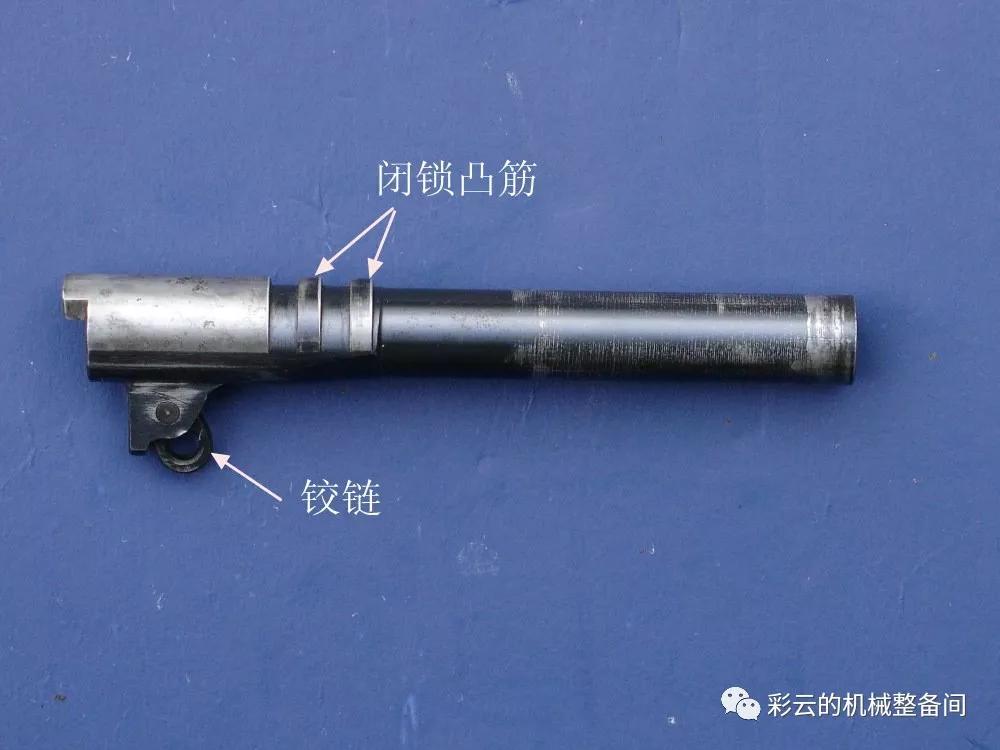 为什么手枪空挂时枪管会翘起来,手枪套筒为什么会自动后退