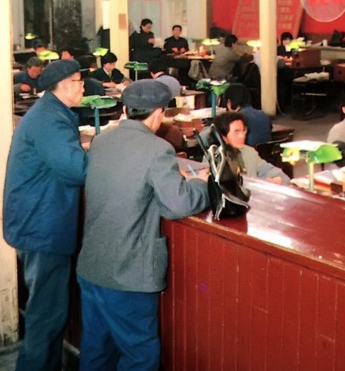 重庆富二代每月零花钱20万,破产后把80岁母亲*养送**老院,开直播还债