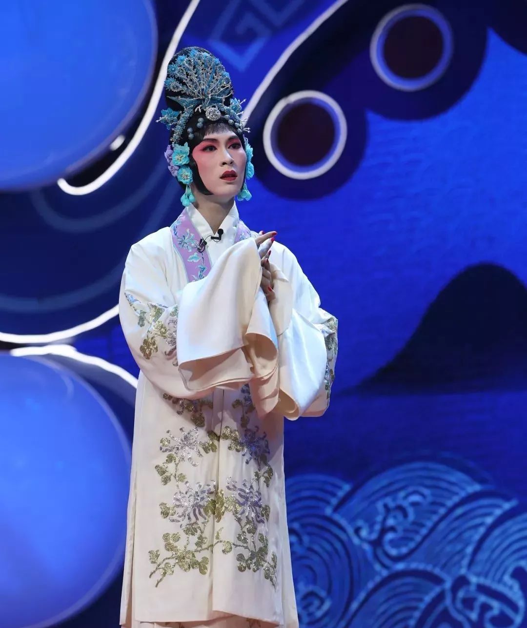 从孤儿到富豪的人生,从乞丐到国际巨星