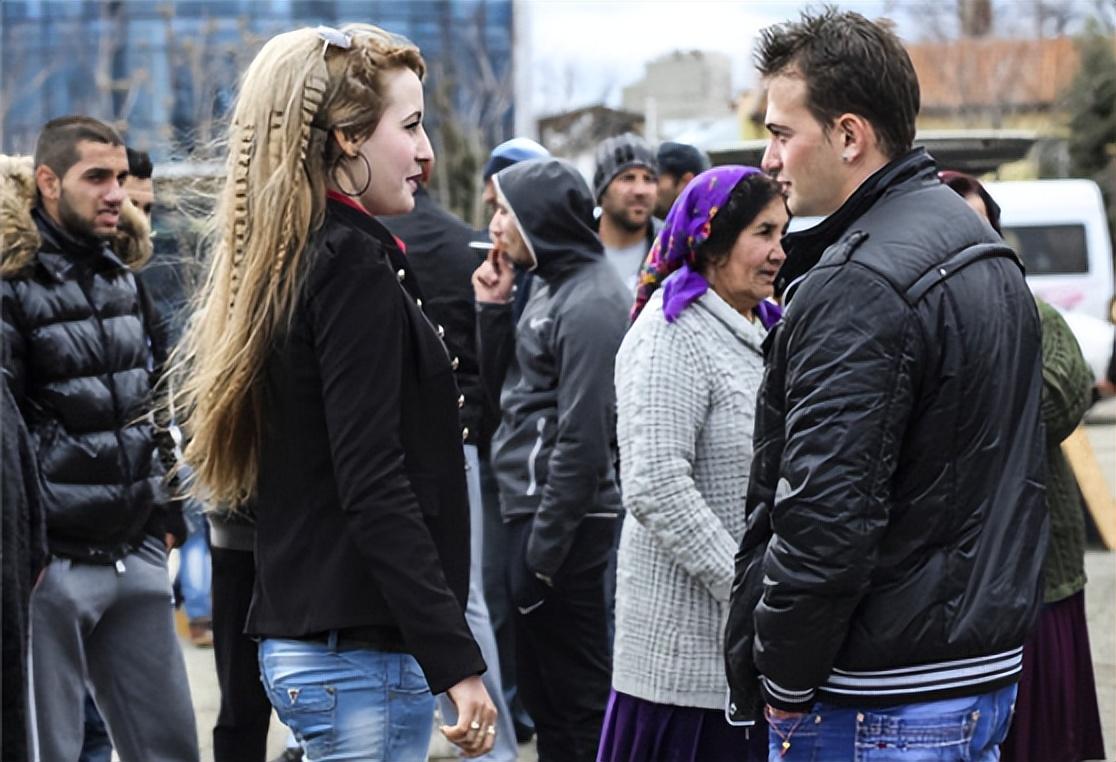 保加利亚的买“妻”集市？少女们被“明码标价”，不满意还能退货