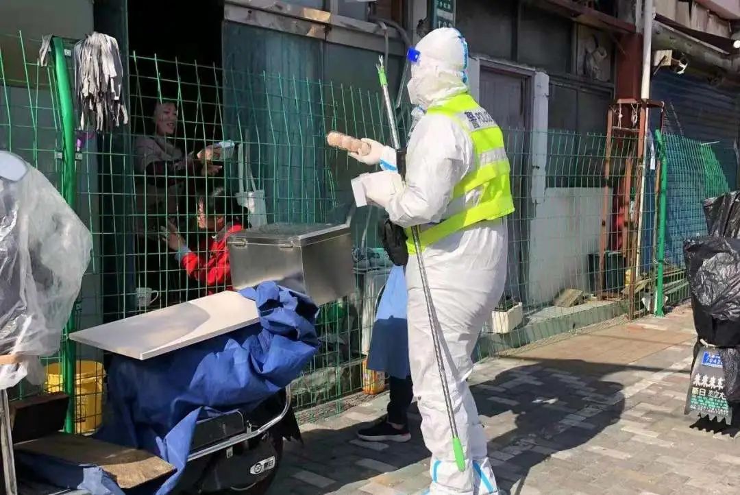 【抗疫一线】上海虹口：从“临时上任”到“居民公认”90后民警如何做好疫情下的小巷总理
