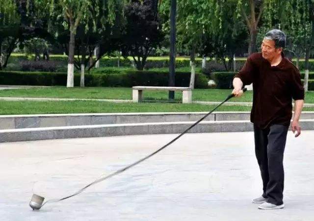 公园里那些隐藏的民间高手,盘点公园硬核健身大爷