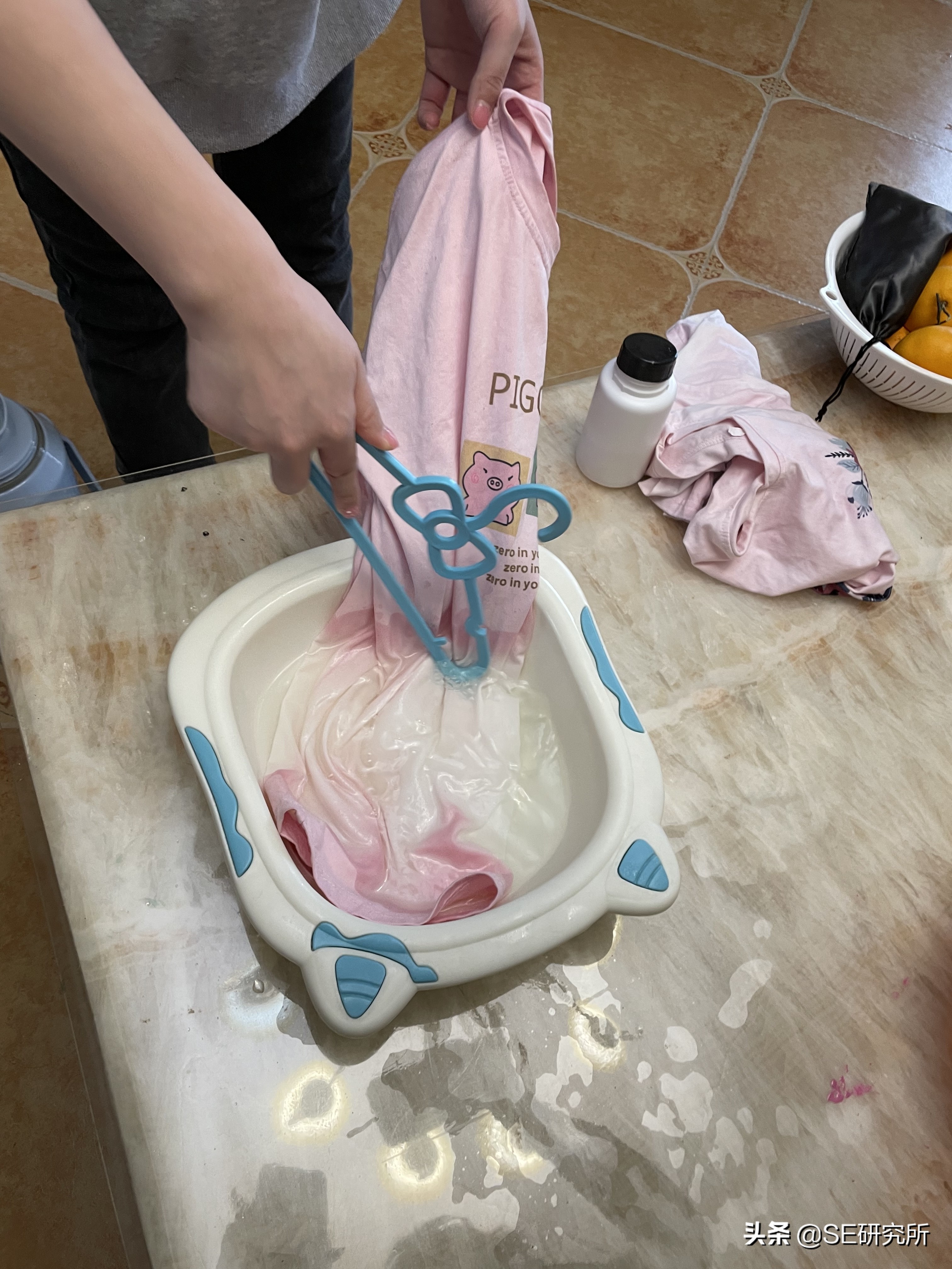 白色衣服被洗衣液荧光了怎么处理,白色衣服被荧光洗衣液染色