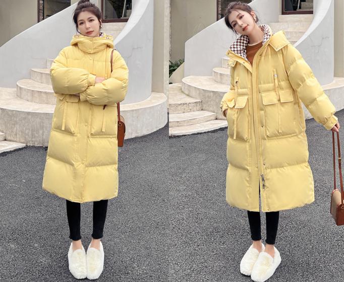 亮皮粉色羽绒服搭配什么裤子好看,亮皮白色羽绒服搭配什么裤子好看