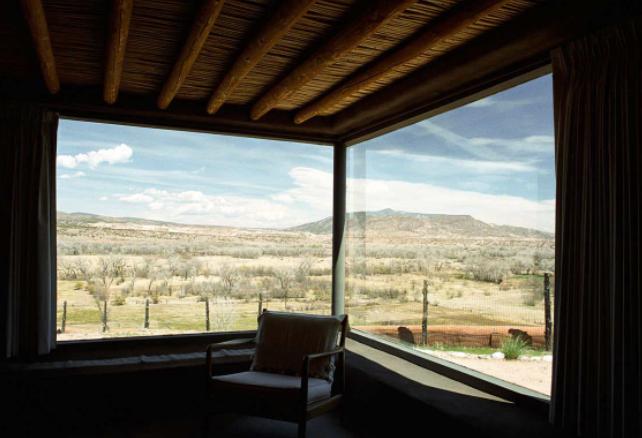 世界知名女画家独居沙漠35年！拒毕加索登门…网友：连家都是艺术