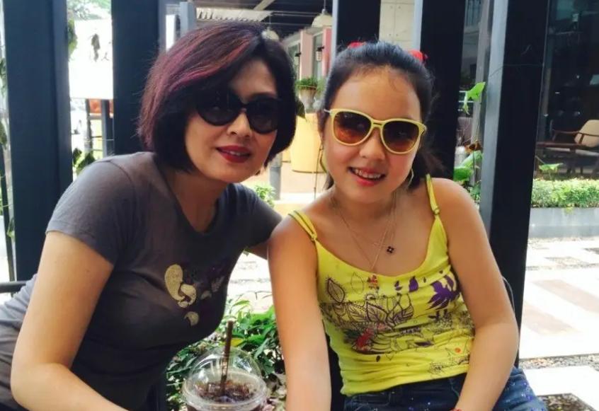 李咏离世4年，再看哈文的状况，才明白嫁给李咏是最好的选择