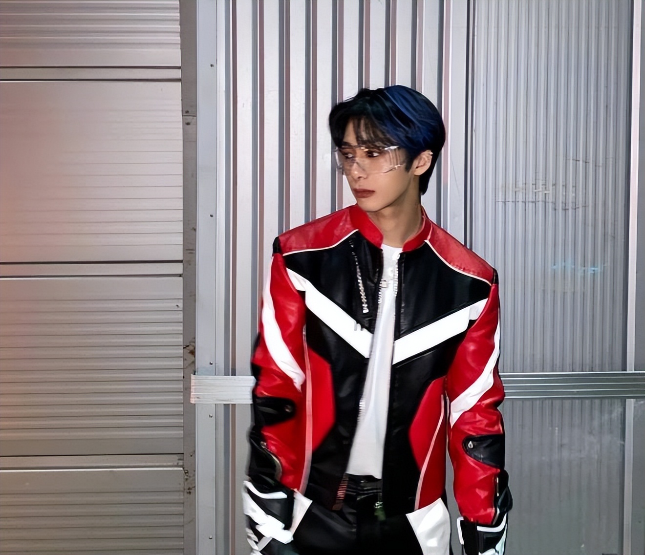 靠韩团门面出道却不火，后凭借表情包出圈，却被扒可疑物品惹争议