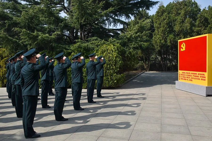 解放军清明缅怀红军先烈活动,清明祭奠革命先烈解放军鸣枪