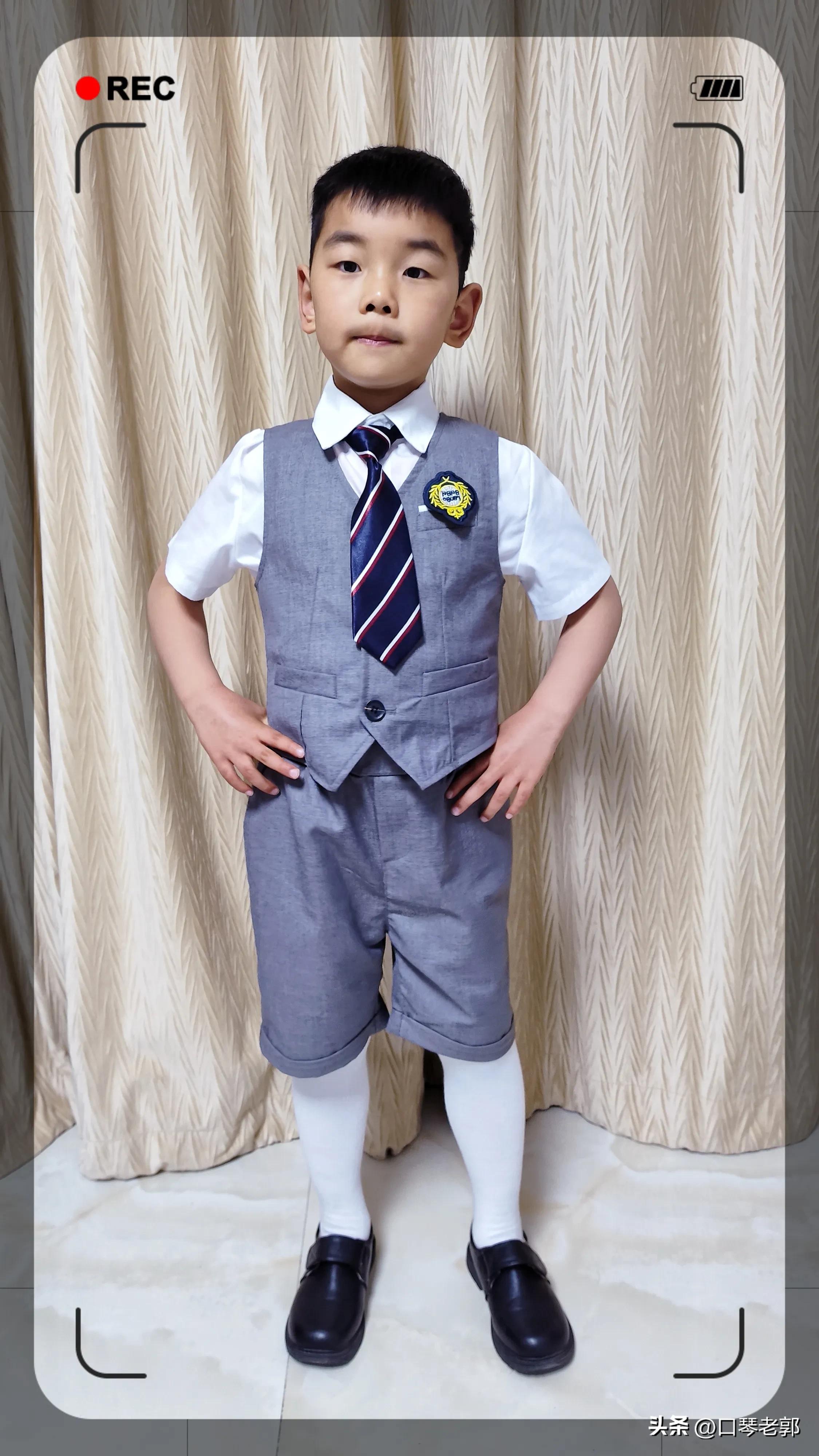 小朋友的室内毕业照,单人毕业照小学生