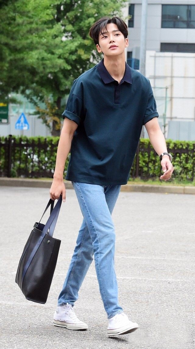 浅蓝色的牛仔裤很适合夏日穿搭,浅蓝色牛仔裤搭配秋冬日系