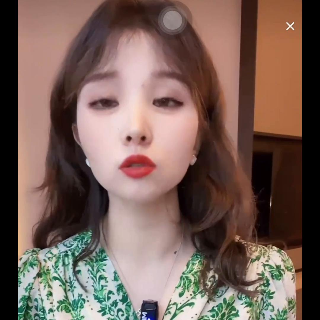 法式v领碎花连衣裙气质收腰,法式v领雪纺碎花短款连衣裙