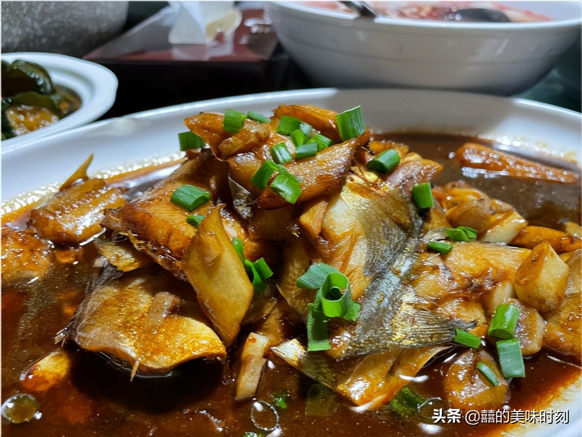 浙江大哥请客吃饭，点了12个菜却被朋友吐槽不已，网友：不识货