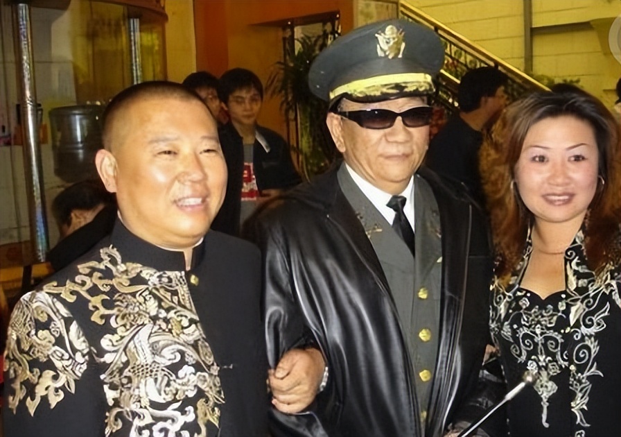 侯耀华76岁生日，抽8元香烟戴金表系爱马仕皮带，未见爱徒何云伟