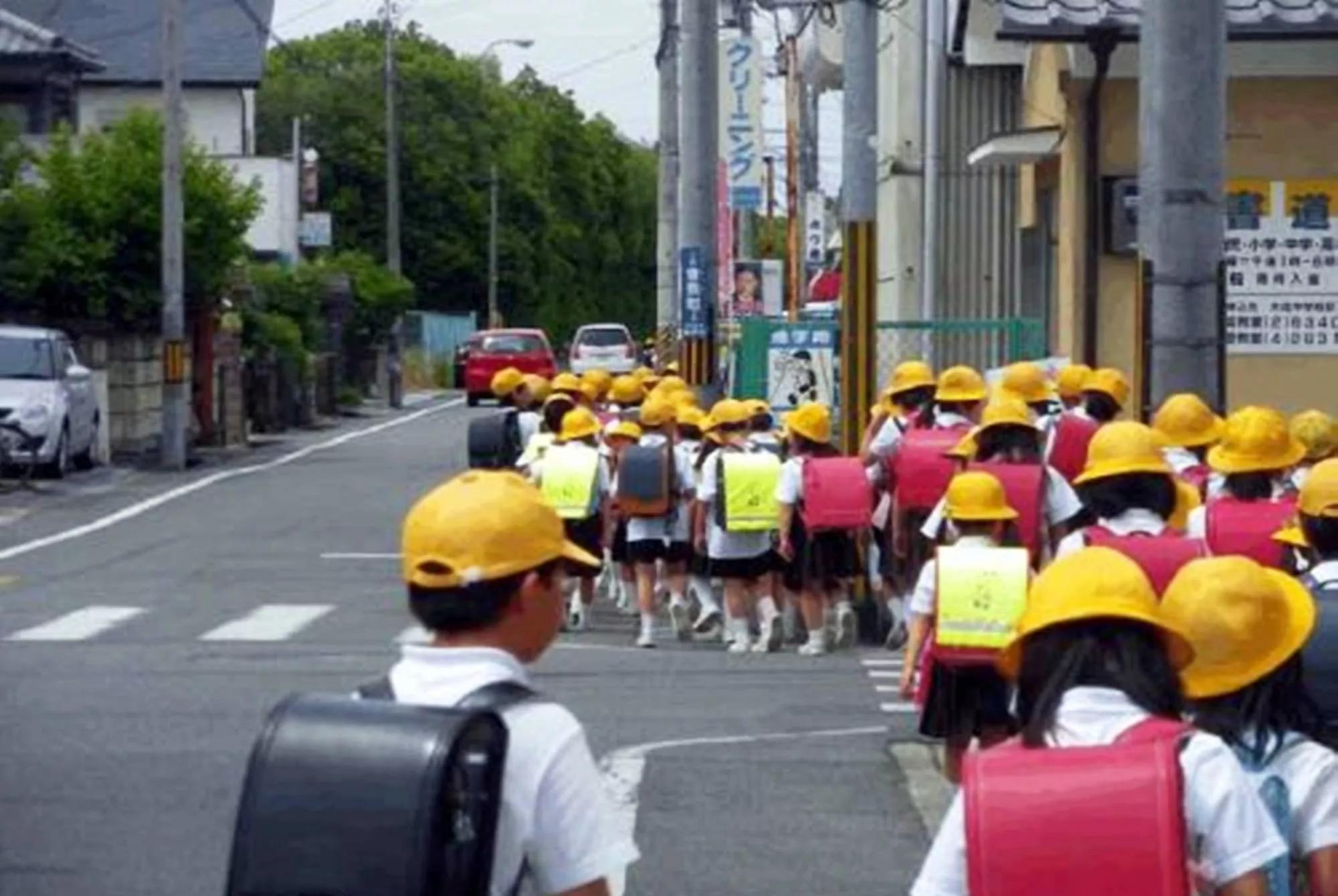小孩骑电动车忘拔钥匙,电动车没拔钥匙小孩错拧油门