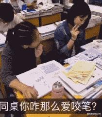 女生上学和出去玩的区别,女生在上课穿校服