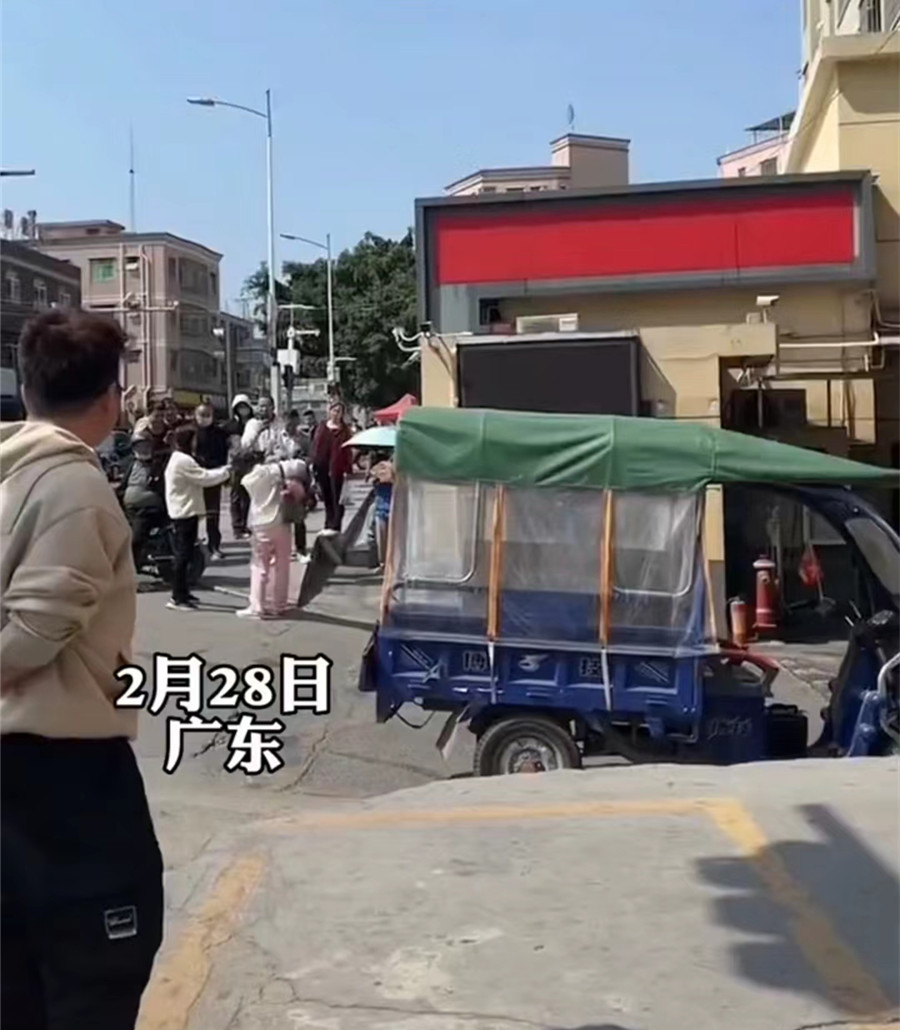 广东女子遭老公暴打后续,破坏别人家庭当街被暴打