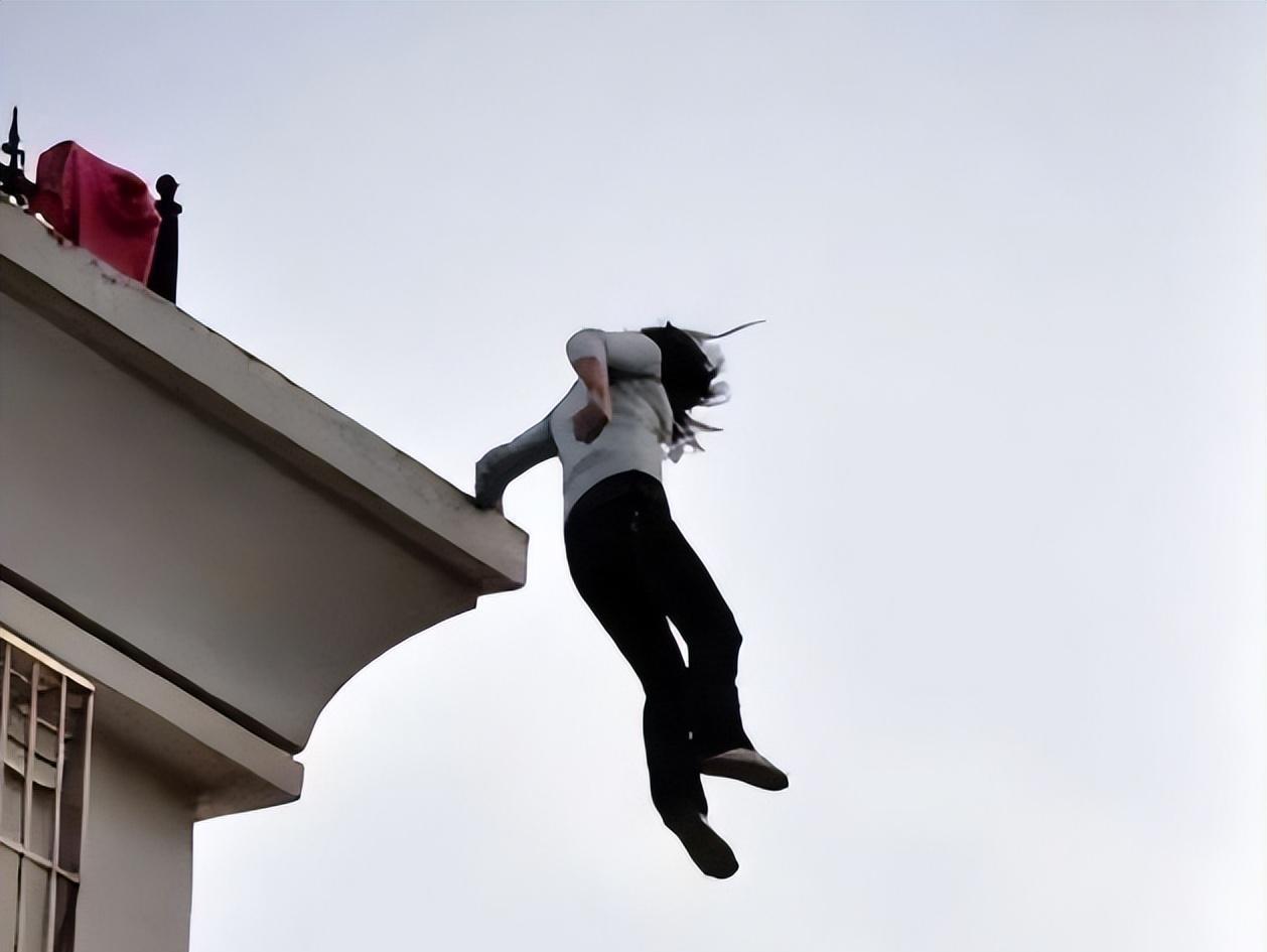 宸插濂冲瓙鎯ㄦ鎴夸腑鍑舵墜娣″畾浣滄,31宀佸コ瀛愯８姝绘ゼ椤舵鎬庝箞鏍蜂簡