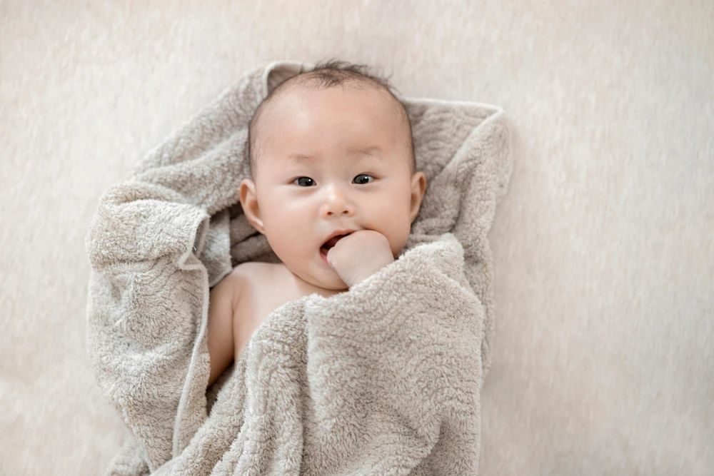 2个月宝宝爱吃手,宝宝爱吃手怎么办啊