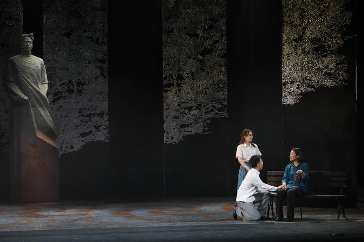 关于华语电影中的女性叙事的研究，并以毕业作品《花儿》为例