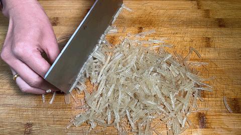 水煎包要想好吃，关键记住这两点，底部金黄，蓬松柔软，馅料鲜美